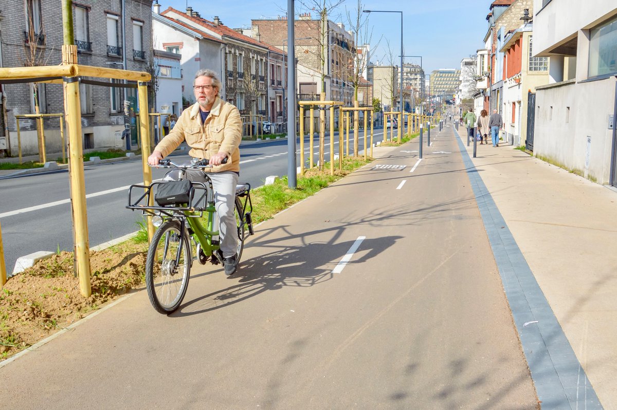 Montreuil has a Dutch-inspired cycle path, the result of a ThinkBike Workshop.

“Cyclists are separated from car traffic, there’s continuity, a feeling of safety, green space. It looks like something where you'd allow your kid to cycle to school alone.”

dutchcycling.nl/knowledge/blog…