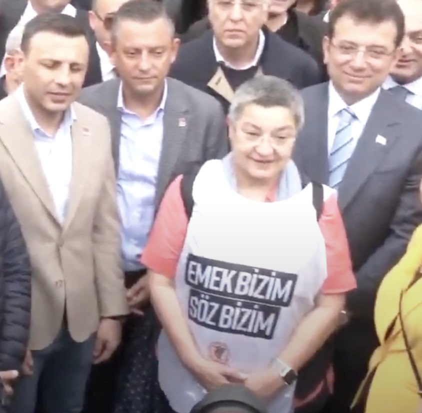 celebimehmeta's tweet photo. Silahlı terör örgütü propagandası suçlamasıyla 2 yıl hapis cezası alan, 

Kahraman Türk Silahlı Kuvvetlerimize kimyasal silah kullandı iftirası atan,

PKK-Öcalan sever,

Kumpas davalar müdahili Şebnem Korur Fincancı, 

1 Mayıs yürüyüşünde Ekrem İmamoğlu ve Özgür Özel ile poz verdi.

Mecliste arkasına dizilip basın toplantısı yaptırdıktan, genel merkezde Atatürk posteri önünde poz verdikten sonra pek anormal değil! 

Bu gibilere karşı TARAFIMIZ NET!