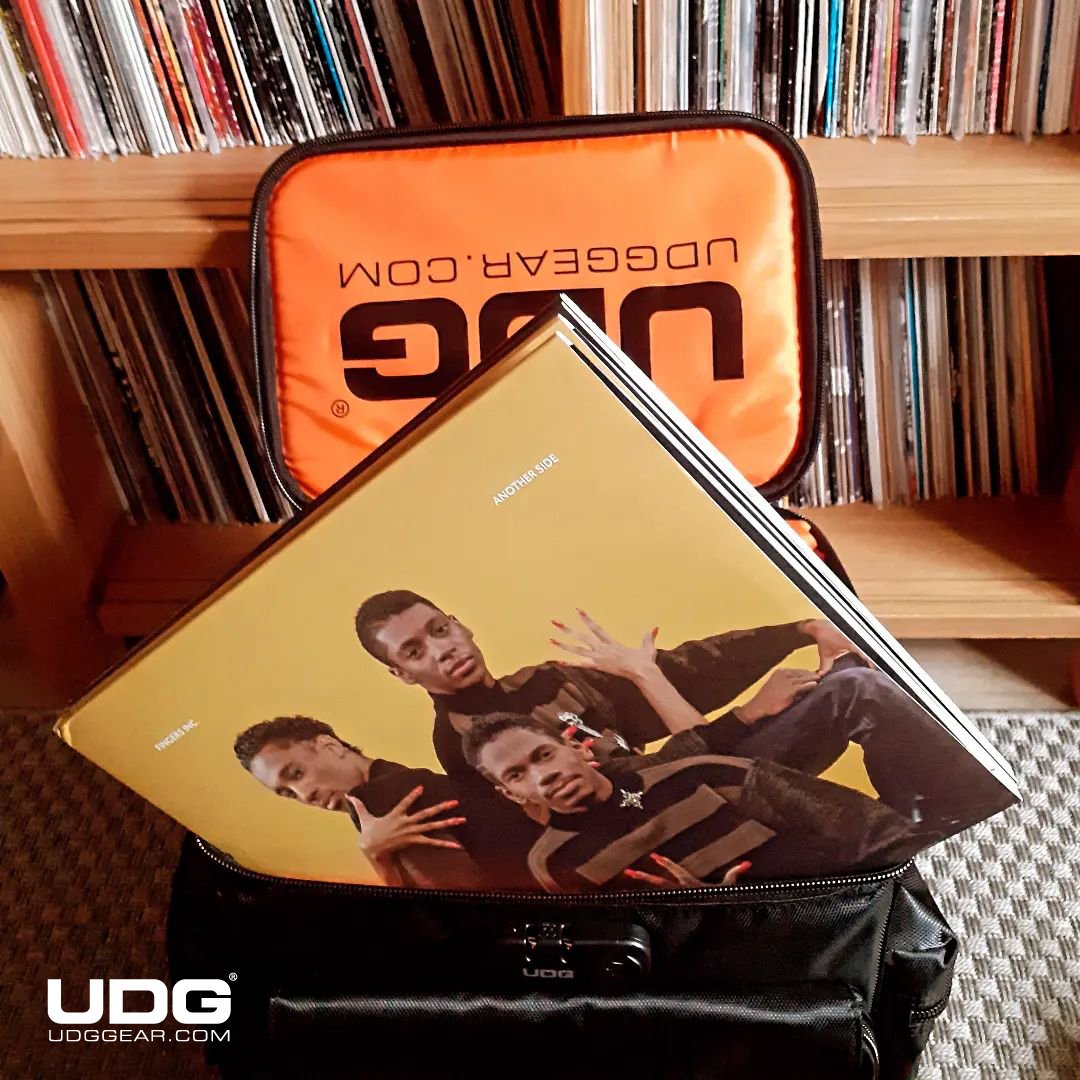 UDG Ultimate SlingBag Trolley Deluxe vinyl 🔊 by @olivier.carre.jay

#UDG #UDGGEAR #Deejay #Producer #DJLIFE #UDGonTheRoad #DJonTour #UDGreGram #TravelInStyle #slingbag #audio #music #hifi #hifiaudio #classic #housemusic #timeless #1988 #vintageturntable #vinylcommunity #dj