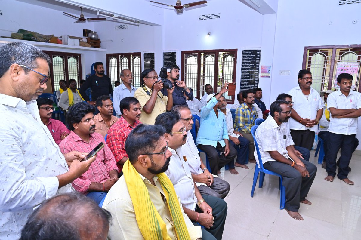 RKarimilli's tweet photo. అత్తిలి స్వర్ణకార సంఘం సభ్యులు ఏర్పాటు చేసిన ఆత్మీయ సమావేశంలో పాల్గొని రాబోవు రోజుల్లో కూటమి ప్రభుత్వం ఏర్పాటు కు అండగా నిలవాలని కోరడమైనది.
#ArimilliRadhaKrishna
#TanukuTdp
#Arimilli
#manatanukumanaarimilli
#arkagain
#ArimilliForTanuku
#ArimilliForDevelopment
#byebyekarumuriin2024
#karumuriloosingin2024
#ByeByeJaganIn2024
#erripappa
#TeluguDesamParty
#TDPJSPTogether
#NaraChandrababuNaidu
#NaraLokesh