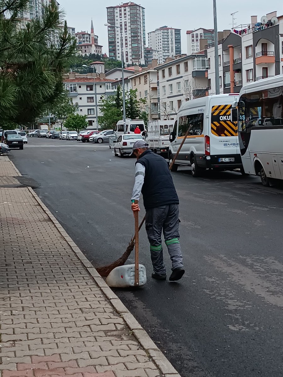 Bu sabah çektiğim görüntü. En çok da siz ve sizin gibilerin bayramı kutlu olsun emekçi abilerim..