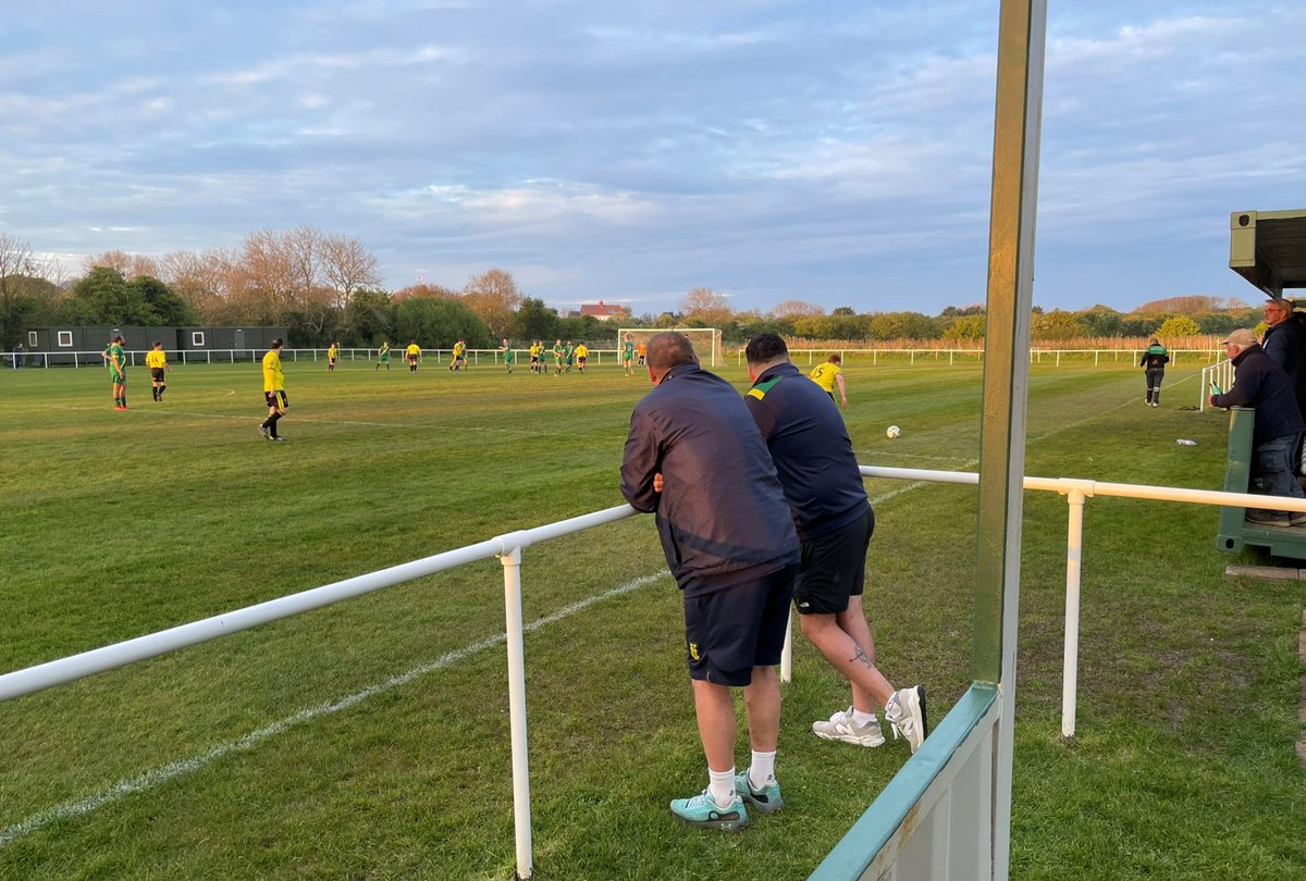 Last night's @ERCountyLeague #Holderness derby at the #FarmOfDreams was reminiscent of the good old days when the annual #SouthHoldernessCup was in its pomp. A crowd of nearly 100 will have been enjoyed by the young lads in both teams... #UpTheEz 🔰 #HumberRivieraLife 😎