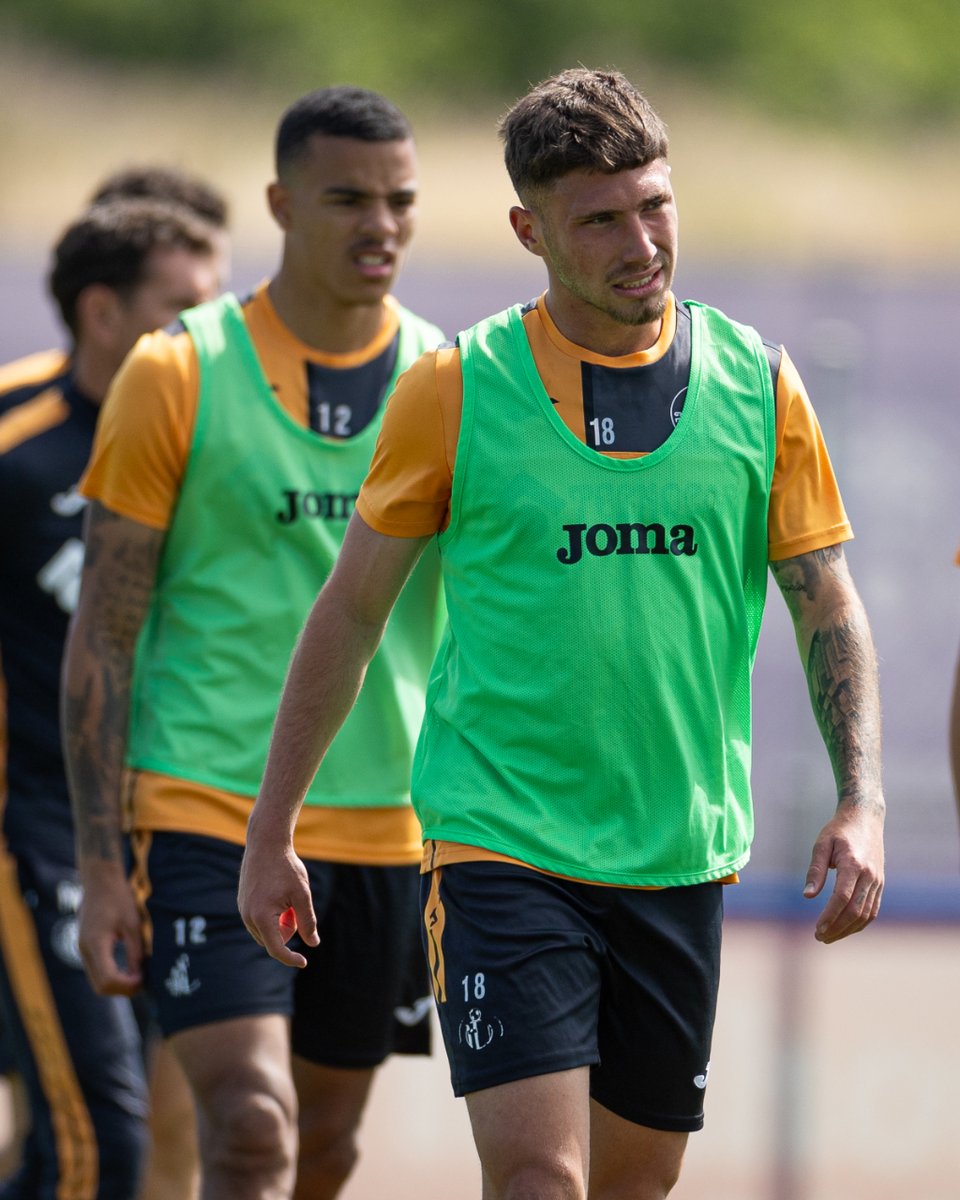 Buenos días, mi gente ☀️  Un nuevo mes comienza, pero lo mejor de todo, el Geta no para nunca 😎 🏟️⚽ El equipo sigue preparando el #GetafeAthletic en la Ciudad Deportiva Fernando Santos de la Parra. #VamosGeta