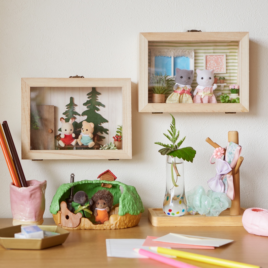 Add an extra touch of cuteness to your desk with these Sylvanian friends. ✨ Share your decorating ideas in the comments! #interiordesign #decoration #sweet #fun #art #craft #homework #sylvanianfamilies #sylvanianfamily #sylvanian #calicocritters #calico