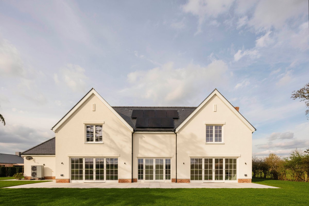 LewandowskiArch's tweet image. THE FARMHOUSE.
The Farmhouse is finished externally in a Weber render with natural slate roofing. The façade  materials emphasise the traditional style of the dwelling. Painted timber windows and doors from George Barnsdale finish the look. #ContextualArchitecture #CountryLuxury