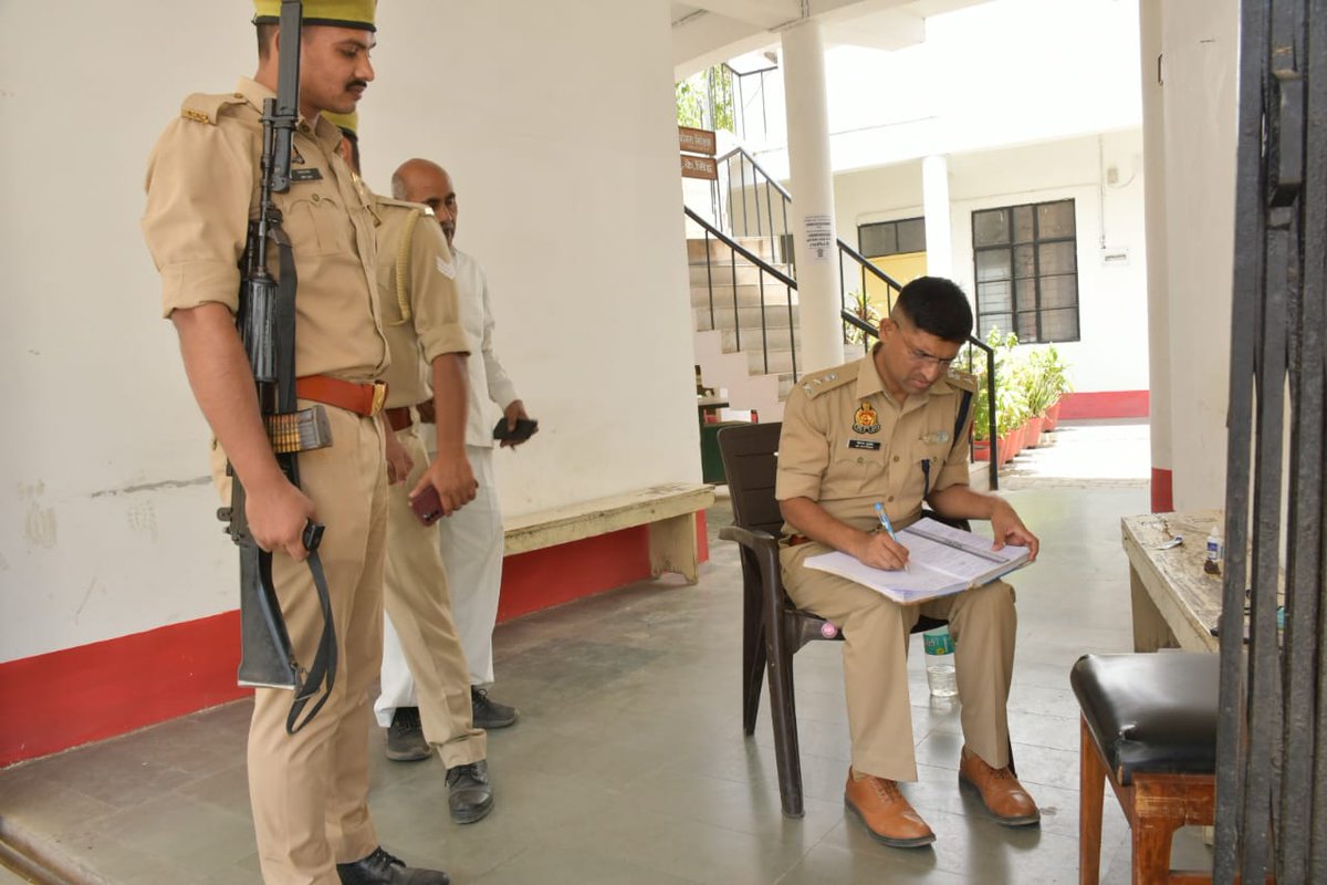 #SPLalitpur @IPSMdMustaque द्वारा लो0स0चु0-24 के दृष्टिगत ईवीएम सुरक्षा गार्द का निरीक्षण किया गया । ड्यूटी में तैनात पुलिसवल को आवश्यक दिशा निर्देश दिये गये ।
