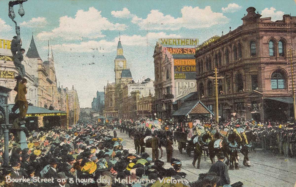 🗣️🗯️ Aquesta demanda va iniciar-se a Melbourne al 1856 i van ser els ⛏️🧑‍🏭 picapedrers d’aquesta ciutat els primers a guanyar la jornada laboral de vuit hores

🔜 Poc després, el moviment «eight-hour day» es va 🌍 internacionalitzar especialment a països anglosaxons