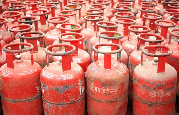 Commercial #LPG ગેસ સિલિન્ડરની કિંમત  1 મે થી અમલમાં ₹19 નો ઘટાડો કરવામાં આવ્યો...  
#LPGcylinder #LPGPrice #Gascylinder