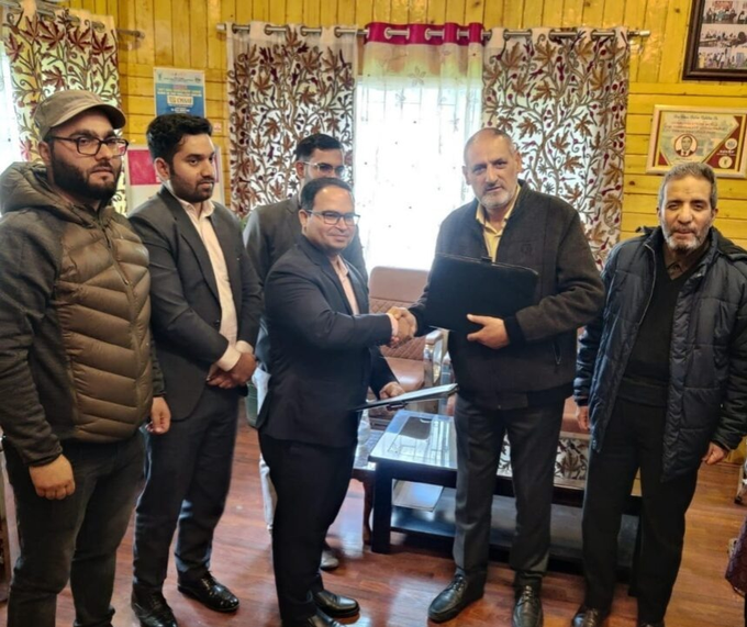 SKUAST-K & FIIT,  IIT #Delhi joined forces in a workshop on incubators & innovation. A MoU was inked for mutual growth in startups. Jawaad Khan's success story inspired collaboration and learning! 
#Success #inspiration #Kashmir