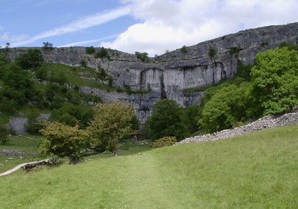 Increased Sunday and Bank Holiday bus service between Skipton, Gargrave and Malham starts this weekend, with buses running mainly hourly throughout the day.
dalesbus.org/cravenlink
All single fares just £2.
Buses now stop at Buck Inn in Malham, not at the National Park car park.