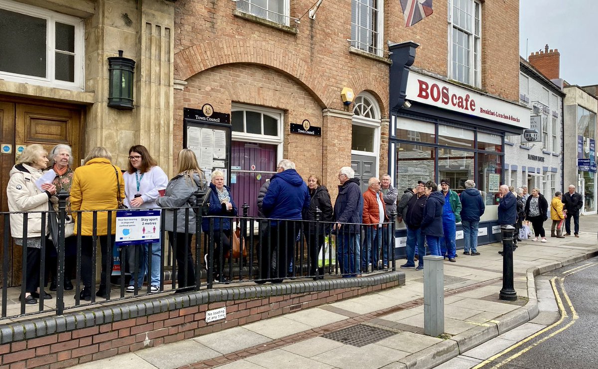Our 2024 Carnival Concert tickets are now available in person at the Carnival Centre!

This is the queue this morning, with the first person queueing just after 7am for the October concerts 👏

Online sales will go live at 10am this morning. We will post a link at exactly 10am!🎭