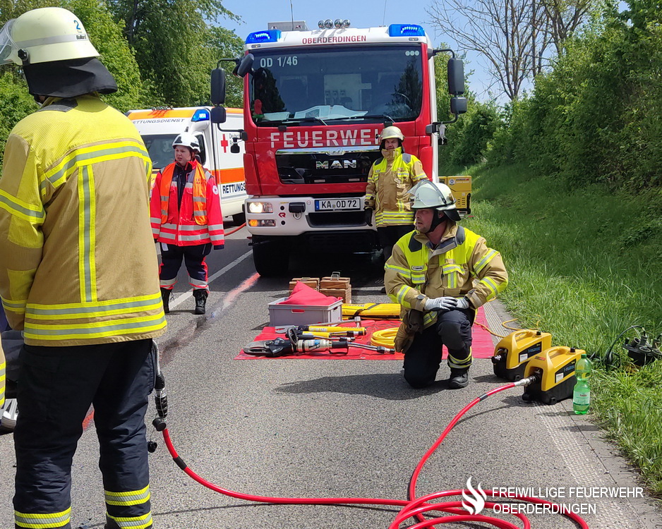 Alle drei Abteilungen der Feuerwehr Oberderdingen sowie der Rüstwagen der Feuerwehr Bretten wurden am Dienstagmittag zu einem technischen Hilfeleistungseinsatz - Verkehrsunfall auf die Landesstraße L 1103 Oberderdingen – Großvillars alarmiert.  
Mehr: ogy.de/x7t1