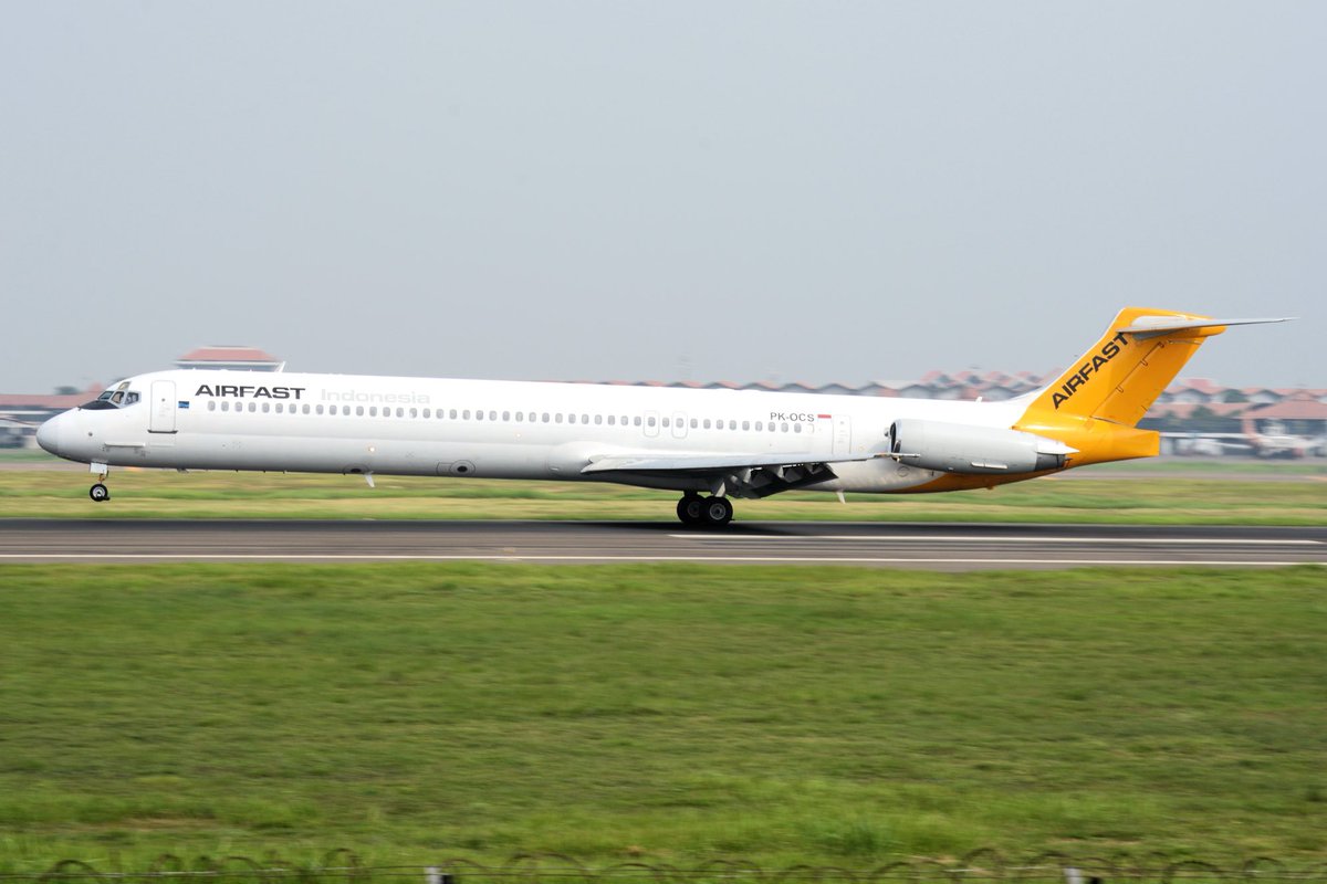 緑色の芝生が綺麗なスカルノハッタ空港R/W06に着陸した瞬間のMD83
パプア州ティミカからマカッサルを経由してジャカルタに飛来しています🛫
MD83は2機が現役でMD82は2機が在籍しています🛫

24Apr2024
Mcdonnell Douglas MD-83 PK-OCS
📍Jakarta Soekarno Hatta international airport WIII