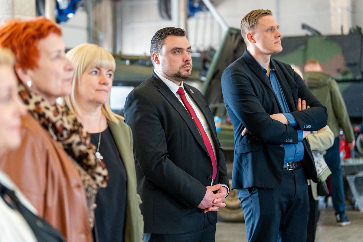 Vakar devāmies izbraukumā uz Ādažu bāzi, lai apskatītu, kā šobrīd attīstās bruņotie spēki, kā veicas ar NATO birgādes izveidi Latvijā un kādi ir nākotnes plāni aizsardzībā.
Paldies Nacionālajiem bruņotajiem spēkiem un karavīriem par ieguldīto darbu valsts drošības stiprināšanā.