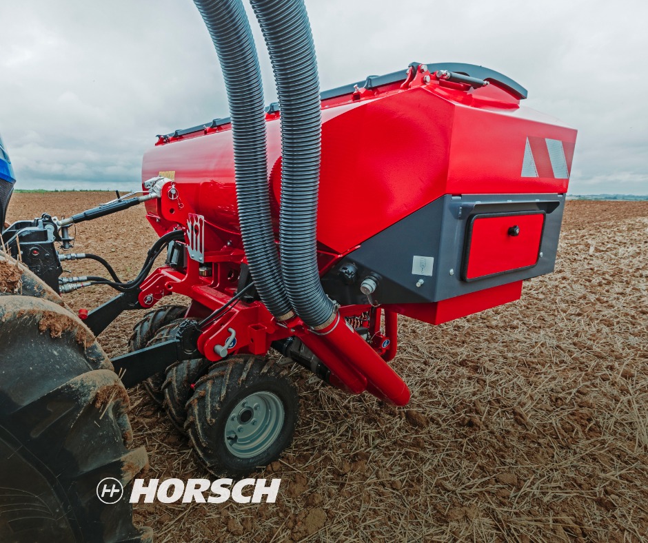 #horschpartner #tremie #frontale
💡 Le saviez-vous?
👉 un  kit de raccord rapide du système pneumatique est proposé en option sur notre trémie frontale !   
👉 attelage & dételage facilités entre la trémie avant et le tracteur ainsi qu’entre le tracteur et l'outil porté arrière.