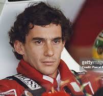 Il 1° maggio di trent’anni fa moriva Ayrton Senna. Il più grande pilota di Formula Uno è stato anche l’unico campione del mondo a morire durante lo svolgimento d’una gara di Formula Uno. Al Gran Premio di San Marino, nel 1994. da Franco Buffoni, Vite negate, FVE edizioni, 2021