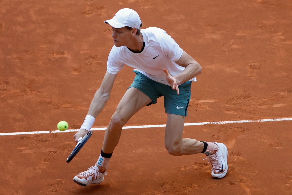 SINNER AI QUARTI 💪

Avanza il nostro campione a Madrid! 🤩

Dopo aver battuto in rimonta Khachanov, domani Jannik sfiderà il canadese Auger-Aliassime! 🎾

DAIIIIIIIII 💙

#ItaliaTeam @federtennis #tennis @janniksin #MMOPEN