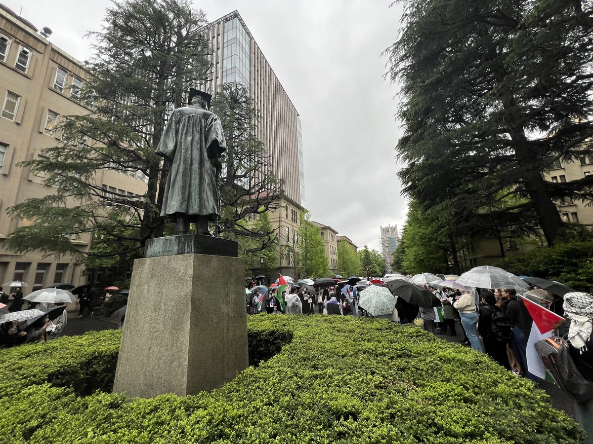 皆さん、お疲れさまでした！！　
雨の中多くの人が大隈銅像の前に集まって、パレスチナ解放を訴えました。
大学でデモをやっても銃を持った軍や警察がやってこない、安全で特権的な立場にいる私たちから、積極的に声を上げていきましょう！
＃FreePalestine
＃早稲田大学