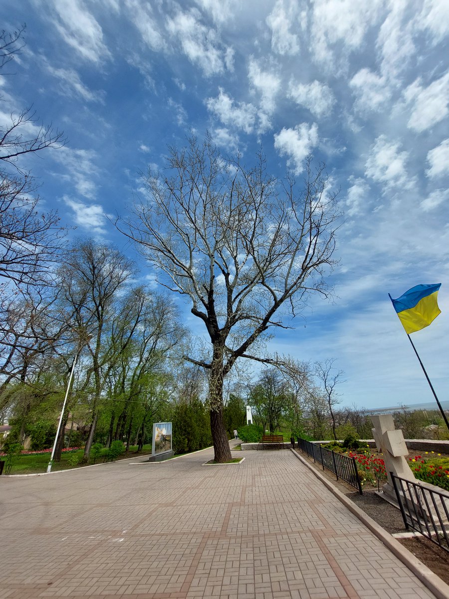 Чесно, ніколи не зможу зрозуміти людей, які зараз істерять про 'Україна мені нічого не дала' і готові легко відмовитися від громадянства України. Я сам до 2014 року, коли звезені в Маріуполь російськи посіпаки стали зривати українські прапори на адмінбудівлях, не розумів що я…