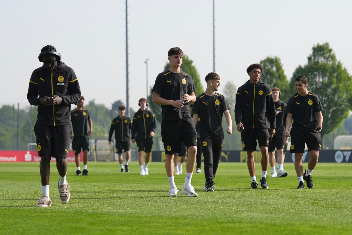 🗓️ Volles Fußballprogramm am Feiertag ☀️ Halbfinalhinspiel um die Deutsche Meisterschaft und Kreispokalfinale - beides heute in Dortmund! #BVBU17 🆚 Leipzig in Brackel um 11 Uhr #BVBFrauen 🆚 Berghofen in Brechten um 15:30 Uhr