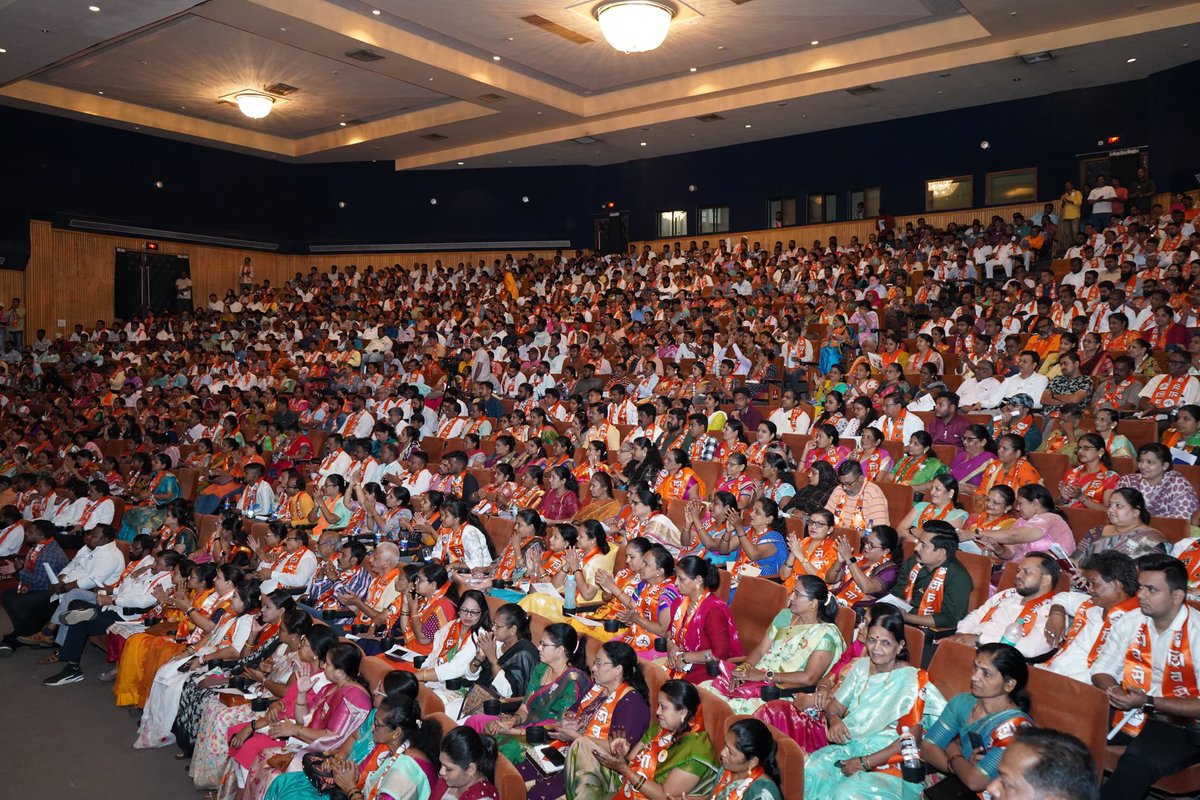 याप्रसंगी मार्गदर्शन करताना येत्या निवडणुकीत जास्तीत जास्त मतदारांपर्यंत कशाप्रकारे पोहोचावे, याबाबत उपस्थित पदाधिकारी आणि कार्यकर्त्यांना मार्गदर्शन केले.