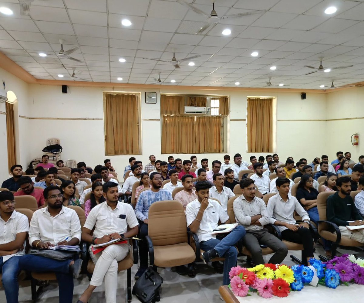 ABVPGujarat's tweet photo. सूरत में आयोजित होने वाली राष्ट्रीय कारोबारी बैठक की व्यवस्था बैठक का आयोजन हुआ। जिसमे अभाविप के राष्ट्रीय सह संगठन मंत्री श्री प्रफुल्ल आकांत जी, उत्तर पश्चिम क्षेत्र के क्षेत्रीय संगठन मंत्री श्री अश्वनीजी शर्मा, प्रदेश संगठन मंत्री श्री हिमालयसिंह झाला विशेष उपस्थित रहे।

#ABVPNECSurat
#ABVPGujarat