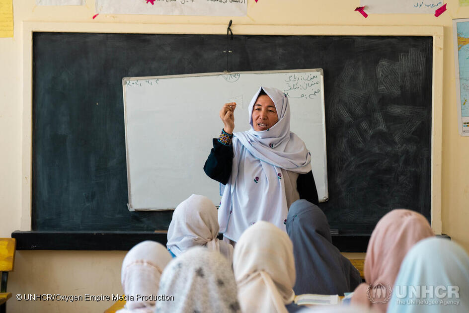 The newly launched @UNESCO and TTF Global Report on Teachers highlights that teacher shortages stem from a complex interplay of factors like motivation and working conditions. Addressing them demands holistic solutions. Read more: teachertaskforce.org/knowledge-hub/…… #InvestInTeachers