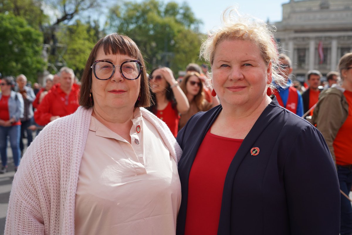 Heute ist @EstherLynchs, Generalsekretärin des @etuc_ces, in Wien, um mit uns den Tag der Arbeit zu feiern und für die Rechte der Arbeitnehmer:innen einzustehen!  #TagderArbeit #1Mai #Mayday