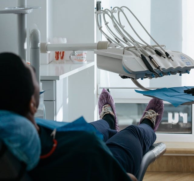 🏥People experiencing homelessness face profound barriers to accessing dental care, exacerbating their health challenges. 📢An innovative pilot @UniversityLeeds is breaking ground by providing tailored dental services to this vulnerable population: healthinnovationyh.org.uk/blog/caring-fo…