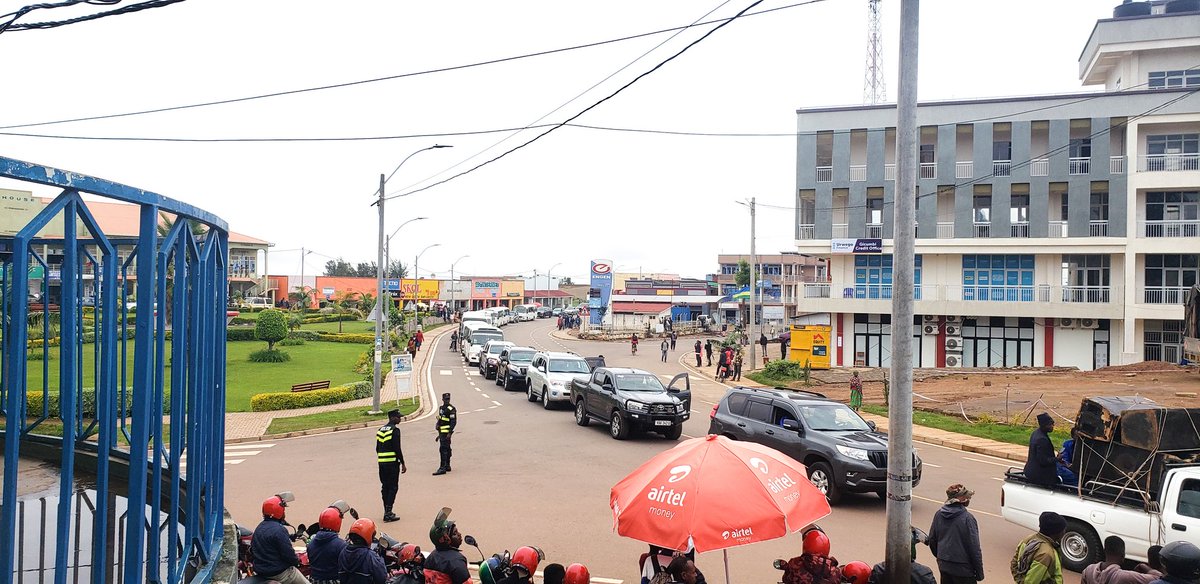 Kuri uyu wa 01/05/2024 hizizwa Umunsi Mpuzamahanga w'Umurimo, Ubuyobozi bw'Akarere ka @GicumbiDistrict n'Imirenge igize Akarere ku bufatanye bw'Abikorera bagiye kwifatanya n'Ubuyobozi n'Abikorera bo mu Karere ka @MusanzeDistrict bakina umupira w'amaguru mu bagore n'abagabo.