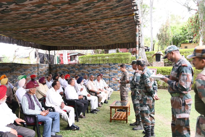 #IndianArmy engages Ex-Servicemen at Lam, Rajouri to ensure swift responses against anti-national activities.