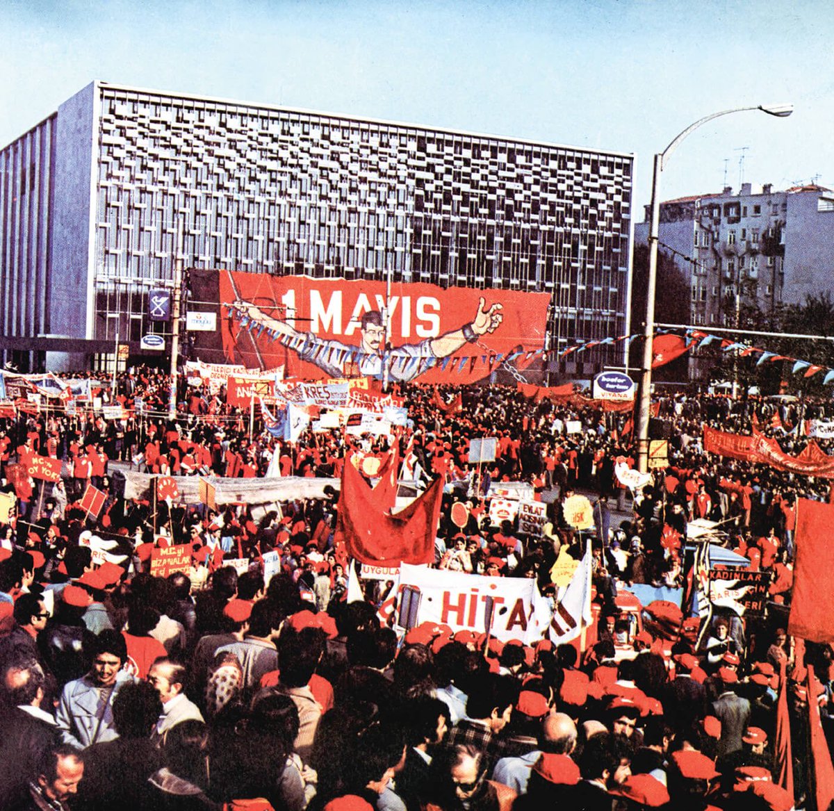 1 Mayıs Emek ve Dayanışma Günü kutlu olsun!

#işçibayramı #1Mayıs #ibbyayınları #emekvedayanışmagünü #1mayısişçibayramı