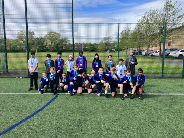 Yesterday’s Year 5 and 6 rounders competition showcased great sportsmanship and skill. With 20 students participating, @CoopParkland emerged the winners with a 5 rounders lead. Well done to all teams involved and their excellent batting skills. Great teamwork! #SucceedTogether