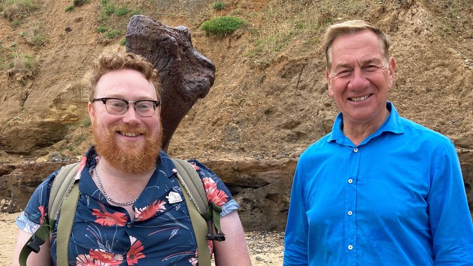 Our Polar Museum Curator, @DrDWaterhouse will be on TV tomorrow (2 May '24), @BBCTwo 6.30pm: 'Great Coastal Railway Journeys'. Find out more about life in Britain during the interglacials of the Ice Age! 🦣 bbc.co.uk/iplayer/episod… #fossils #railway #iceage #mammoth