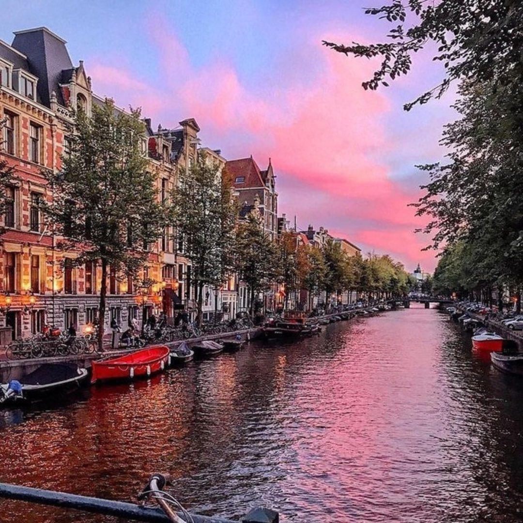 🇳🇱 Une superbe lumière sur les canaux d'Amsterdam ! Très belle journée à tous ! 🌅🍀 📸 polabur
