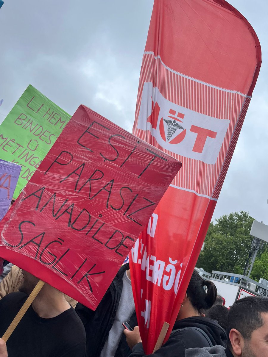 istabip's tweet photo. Tıp öğrencileri #1Mayıs’ta TÖK kortejinde!

🗣️Köle Değil İntörnüz!

#HerYerTaksimHerYer1Mayıs https://t.co/o7KerHZxIn