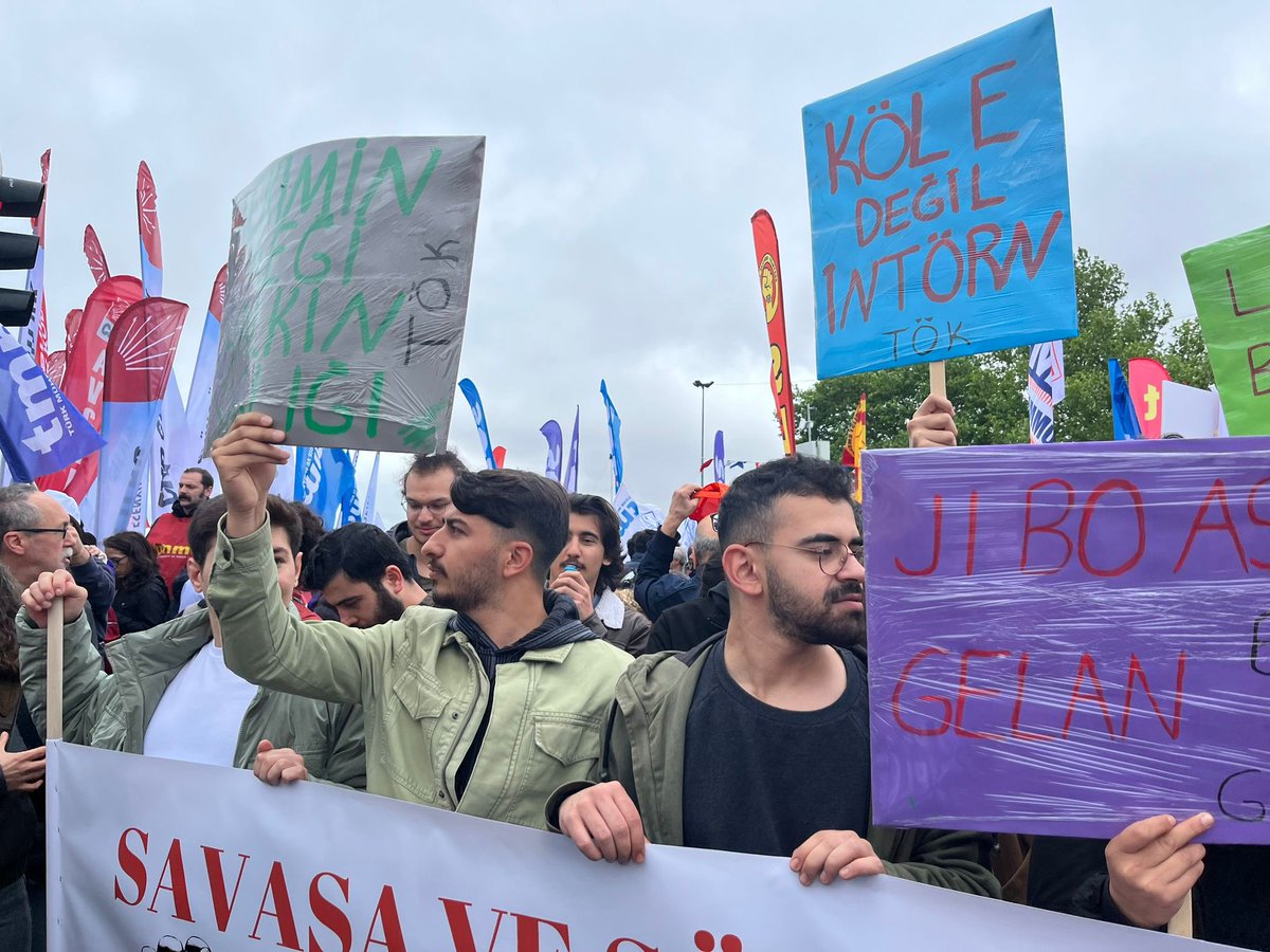 istabip's tweet photo. Tıp öğrencileri #1Mayıs’ta TÖK kortejinde!

🗣️Köle Değil İntörnüz!

#HerYerTaksimHerYer1Mayıs https://t.co/o7KerHZxIn
