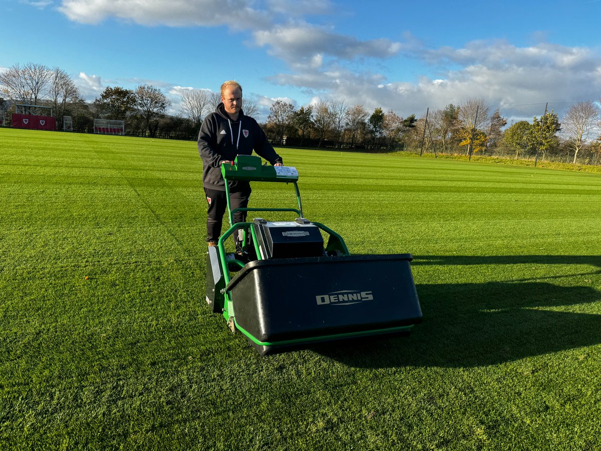 DennisMowers's tweet photo. Our battery-powered ES-860 and ES-34R mowers are giving Colliers Park the cutting edge 🔋⚽️ https://t.co/FZHO8Cgo42