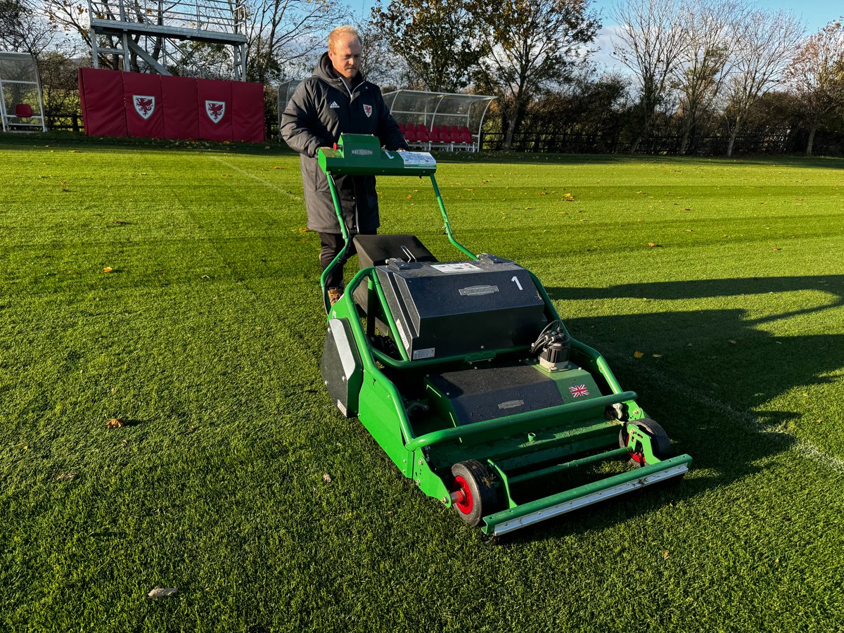 DennisMowers's tweet photo. Our battery-powered ES-860 and ES-34R mowers are giving Colliers Park the cutting edge 🔋⚽️ https://t.co/FZHO8Cgo42
