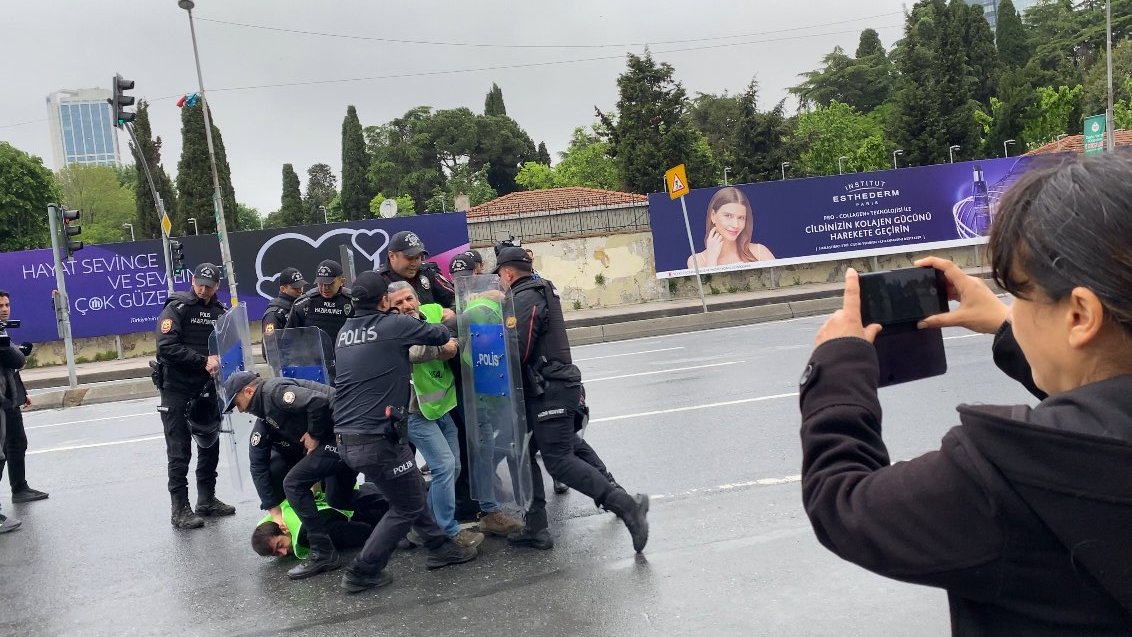 'İnşaat içşisi köle değildir! Yaşasın 1 Mayıs!' Sloganlarıyla yürüyüşe geçen İnşaat-İş, polis işkencesiyle gözaltına alındı. Polis, sendika yöneticilerden birinin kafasına tekme artarken, bir diğer üyenin kolunu kırmaya çalıştı. #1Mayıs #1MAYIS