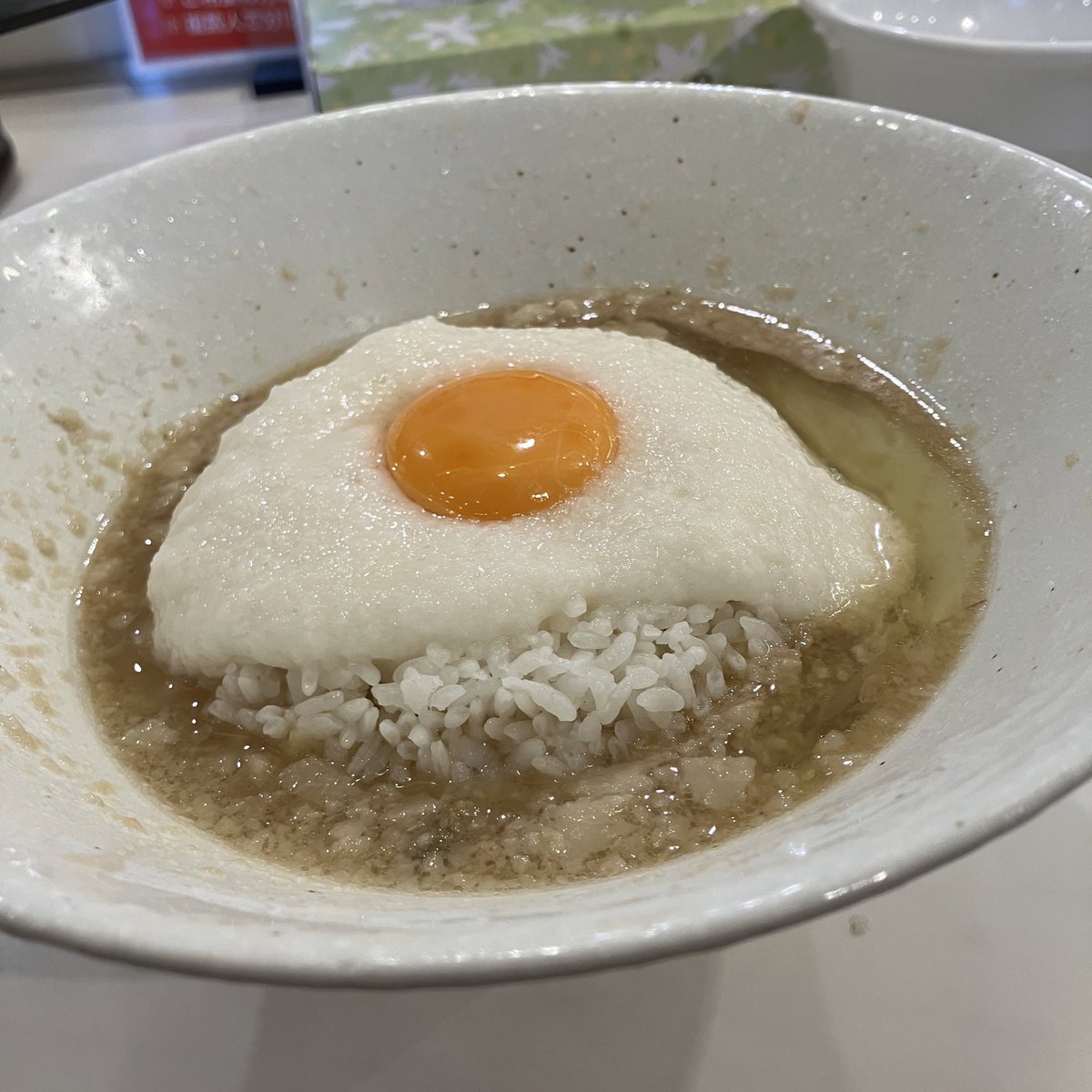 和えそば•らーめん胡麦
5月限定
『TOROTOROふじ麺』
鶏チャーシュー増し×3
ライス、生卵、追加とろろ

良質なタンパク質たっぷり鶏チャ山に合掌
とろろが溶け混じる背脂入りスッキリコク旨スープが美味すぎる
残ったスープには白米…コレは飛ぶぜ
ニンニク&とろろでパワー全開

ご馳走様でした♪