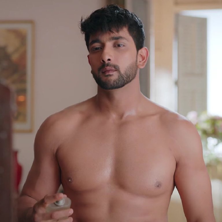 It is unfair to let us choose between wet white shirt Aryaman and shirtless Aryaman. It's like choosing between left bicep and right bicep. *sigh* Who asked you to be handsome and hot and cute all at the same time huh!!! zalim duniya🚶‍♀️ #FahmaanKhan #KrishnaMohini