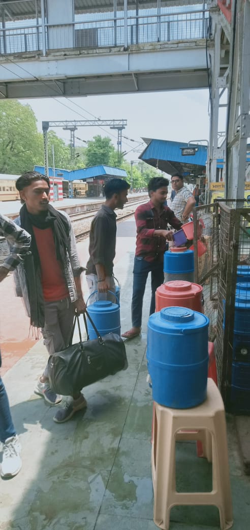 ग्रीष्मकाल में आज से भारत विकास परिषद (NGO) द्वारा इटावा रेलवे स्टेशन पर शुद्ध ठंडा पानी का वितरण यात्रियों को किया जा रहा है। #SummerSpecial