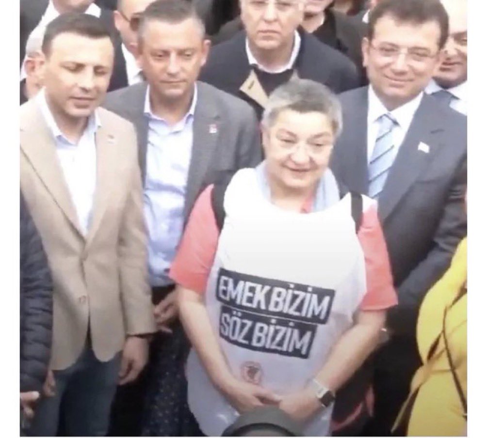 cemkucuk55's tweet photo. “Türk ordusu kimyasal gaz kullandı” yalanını atan, tescilli  FETÖ ve PKK yanlısı Şebnem Korur Fincancı CHP heyetiyle beraber 1 Mayıs kortejinde. Söyleyecek söz yok. https://t.co/PerxPgUhoC