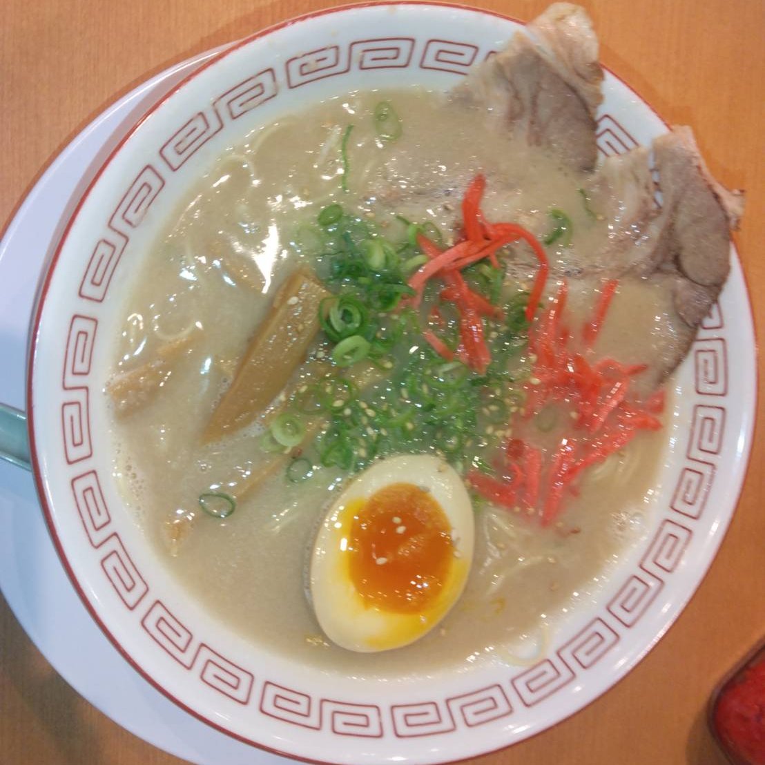 豚骨ラーメンと言うと弊社所在地の福岡のイメージが真っ先に頭に浮かんでしまうのですが
最近オープンした群馬県で人気の豚骨ラーメン店に行きました
おいしかったです⤴　全国どこでも人気ラーメン店はありますが松戸地区は全国の中でも人気強豪店が多い地区です　頑張って下さいね
#豚骨ラーメン