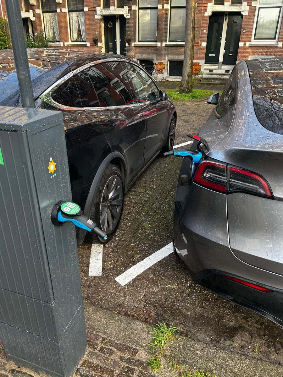 Friend in Holland trying out the new wireless charging standard. 😡 🤬 I’ve not seen this with an AC cable before. What’s that worth in copper? €3? Bastards. 😤