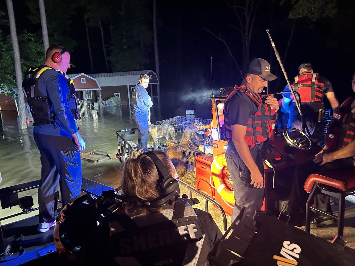 HAPPENING NOW: Precinct 3 assisting @HCSOTexas with water rescues in the Idle Wild area of New Caney #txwx #houwx