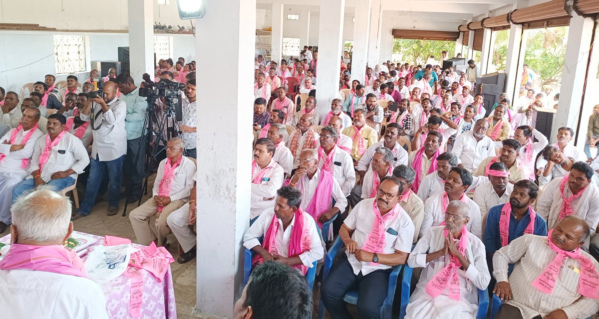 నారాయణపేట జిల్లా దామరగిద్ద మండల కేంద్రంలో నిర్వహించిన BRS పార్టీ ముఖ్య నాయకులతో ఏర్పాటు చేసిన సమావేశంలో మాజీ ఎమ్మెల్యేలు ఎస్ రాజేందర్ రెడ్డి, చిట్టెం రామ్మోహన్ రెడ్డి తో కలిసి పాల్గొని, ఎంపీ మన్నె శ్రీనివాస రెడ్డి గారిని అధిక మెజారిటీతో గెలిపించాలని కోరడం జరిగింది.