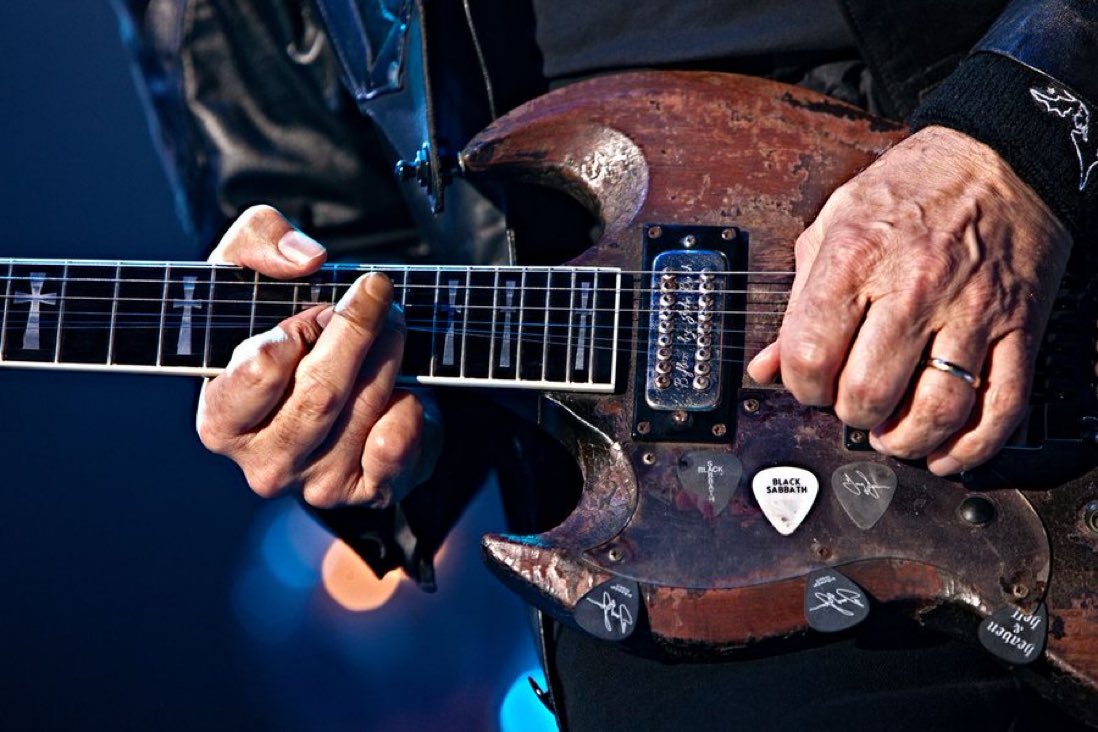 'Dünya, kral ve kraliçeler ile dolu; gözlerini kör eden ve hayallerini çalan.' 

Sınıfın bayramı, 1 Mayıs İşçi Bayramı kutlu olsun!

Görselde, 17 yaşındayken çalıştığı fabrikada parmakları pres makinesine kapılan efsanevi Black Sabbath gitaristi Tony Iommi'yi görüyorsunuz.