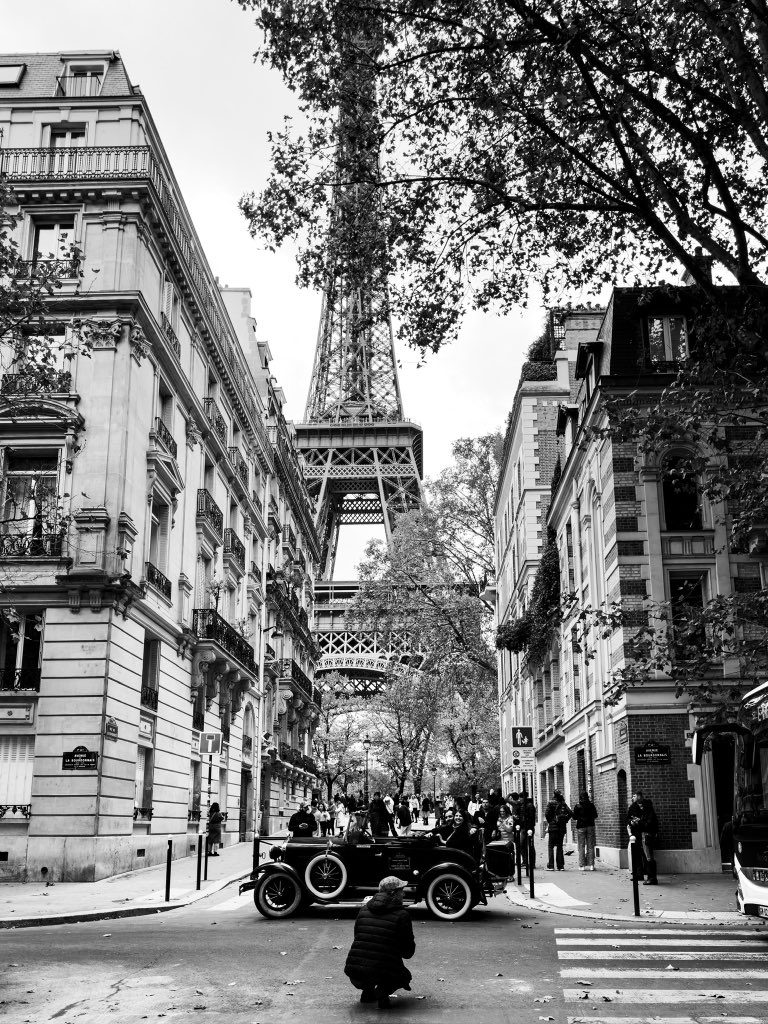 #bonjour 

#oldies #moment 🙂 #eiffeltower #paris #iledefrance #france 
Color version 👉 answer 

#people #car #pointoview #pov #street #streetphotography #photography #lensonstreets #lensculturestreets #shotbyme #shotoniphone #mobiography #mobitog #parisphoto #reponsesphoto